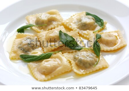 Foto d'archivio: Iatto · Di · Spinaci · E · Ravioli · Di · Ricotta · E · Burro · Di · Salvia