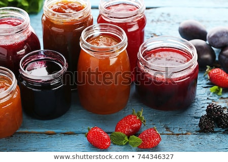 商業照片: Plums And Jar Of Jam On Table