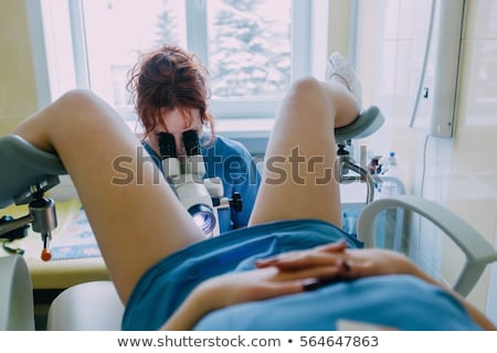 Foto stock: Doctor Examining Girls Hair