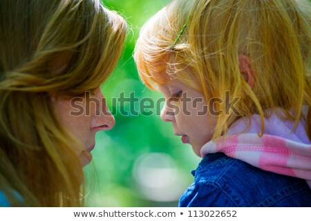 Perfil de mãe e filha brincando no parque Foto stock © luckyraccoon