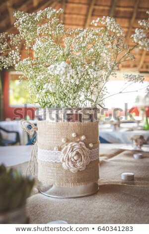 Foto d'archivio: Christmas Floral Decoration Of Evergreen Plants In A Vase