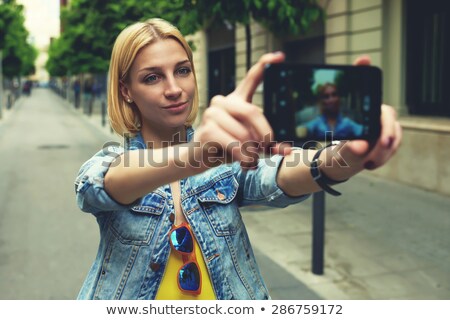 Stockfoto: Ortret · Van · Een · Jonge · Blanke · Vrouw · Die · Een · Zelfportret · Met · Een · Digitale · Camera · Maakt