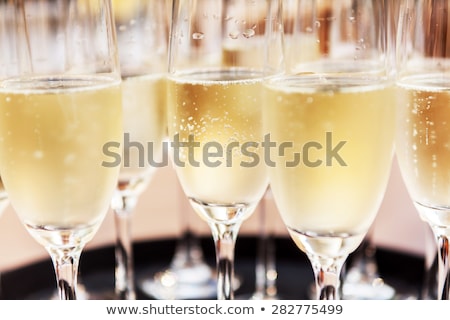 Foto d'archivio: A Row Of Empty Champagne Glasses On Table Banquet Setting