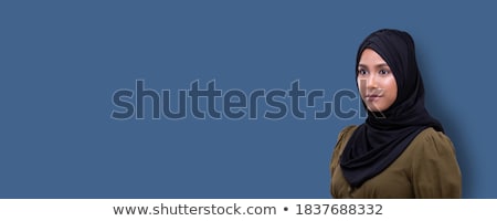 Foto stock: Etrato · de · una · mujer · de · Oriente · Medio · vistiendo · un · Hijab · negro