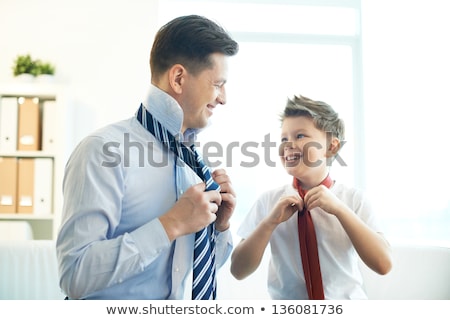 Băiatul care își leagă cravata Imagine de stoc © Pressmaster