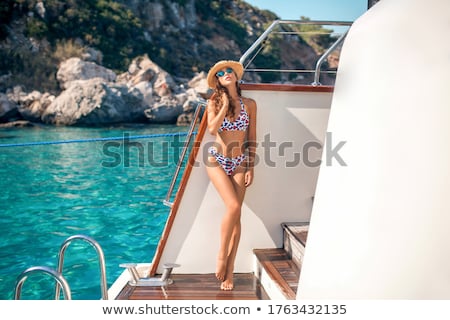 Foto stock: Young Beautiful Girl In Suglasses Standing On The Yacht
