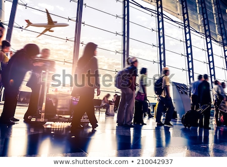 Foto stock: Assageiros · esperando · na · sala · de · embarque · do · aeroporto