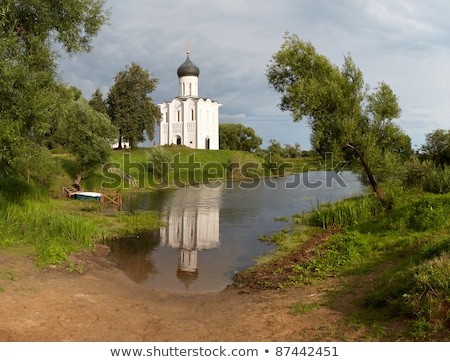 Foto stock: Church On River Nerl