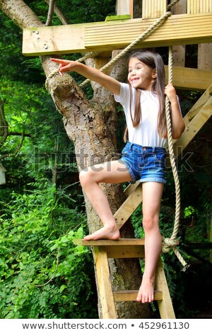 Foto stock: Boy Playing In Treehouse