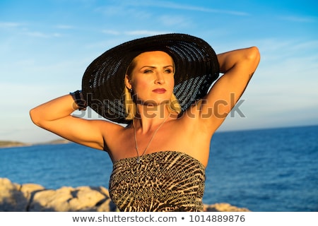 Foto d'archivio: Middle Aged Woman Wearing Black Dress And Hat