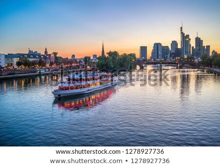 Foto stock: The Main River In Frankfurt At Night