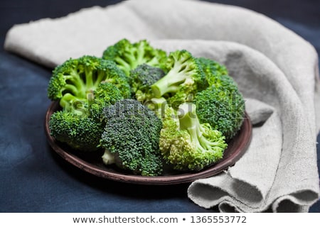 Stock fotó: Fresh Green Organic Broccoli In Brown Plate And Linen Napkin