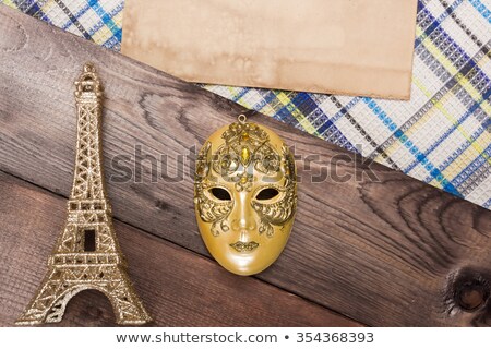 Foto d'archivio: Gold Theatrical Mask And The Eiffel Tower