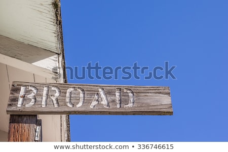 Foto d'archivio: Wooden Street Sign On Broad Street In Nevada City