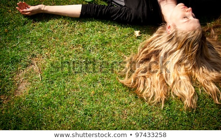 Stockfoto: Ooie · Blonde · Ligt · Op · Gras · In · Park · In · Het · Voorjaar