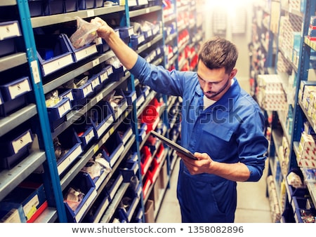 Foto d'archivio: Auto Mechanic Or Smith With Tablet Pc At Workshop