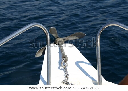 Stockfoto: Rusty Ship Chain Submerged In Sea Water