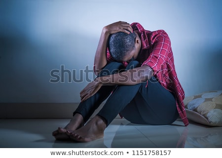 Foto stock: Expressive African American Woman With Dramatic Lighting