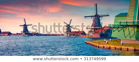 Foto stock: Traditional Dutch Windmills At The Zaan River