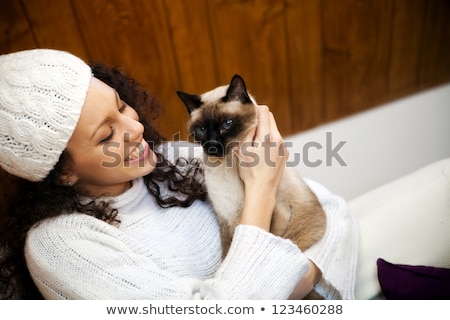 Foto d'archivio: Gorgeous Brunette With Her Cat