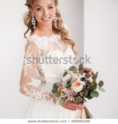 Foto stock: Bride With Bouquet - Eyes Closeup