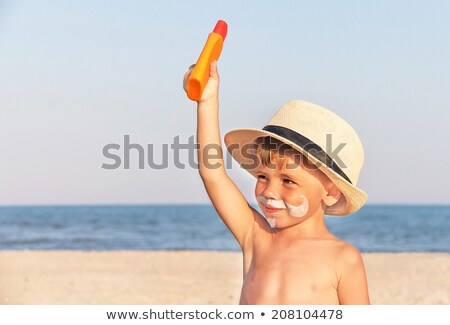 ストックフォト: ーチの子供たち日焼け止め保護水分