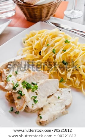 Close Up Of Plate Of Pasta And Chicken With Lettuce Stock foto © ilolab