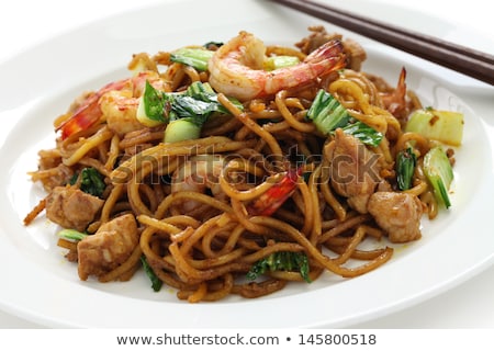 Foto d'archivio: Chinese Chow Mein With Chicken And Bok Choy