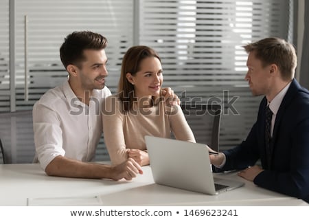 Foto d'archivio: Couple Talking To A Salesman