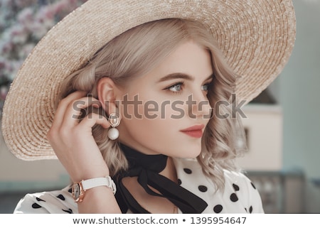 Foto stock: Beautiful Woman With Pearl Earrings And Bracelet