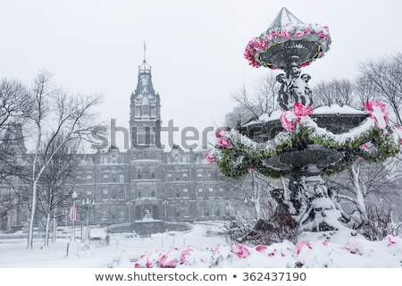 Stockfoto: Tourny Fountain Convention Center In Winter Snowstorm