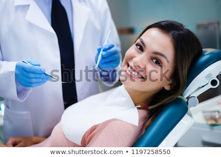 Foto stock: Dentist Examining Teeth