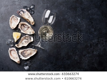 Foto d'archivio: Seafood On Ice With White Wine