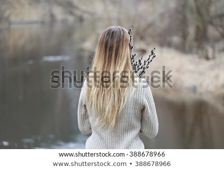 Foto d'archivio: Portrait Of The Young Brunette Woman In Blossoming Garden