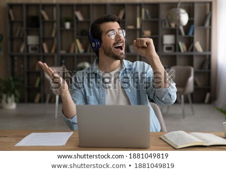 Foto stock: Ombre · de · negocios · escuchando · música · cantando · auriculares