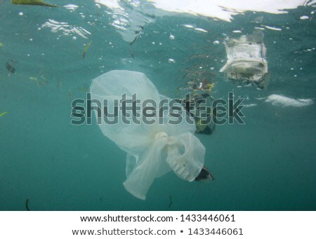 Foto stock: Plastic Ocean Pollution Crisis As Plastic Bags Cups Straws And Bottles End Up In Sea Banner Long