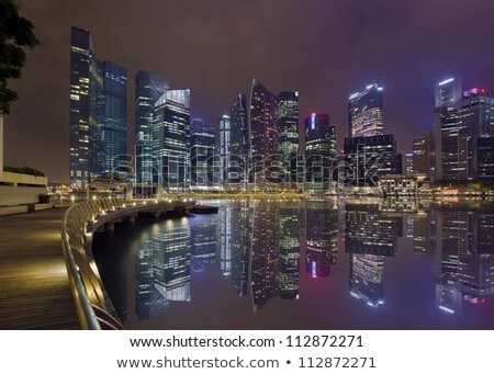 Foto stock: Singapore City Skyline Along Marina Bay Boardwalk At Night