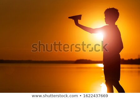 Foto stock: Vião · de · papel · no · céu · azul