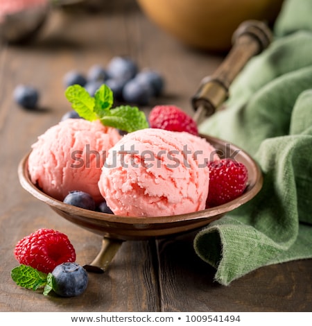 Foto d'archivio: Raspberry Ice Cream In Copper Bowl