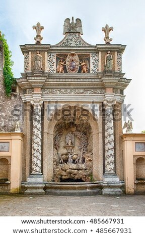 Foto stock: Fountain Of The Owl In The Villa Deste In Tivoli Italy