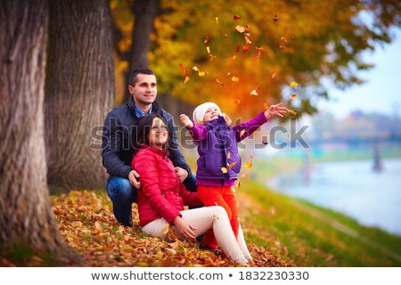 Foto stock: ãe · e · filho · entre · folhas · caídas