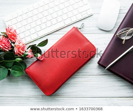 Carteira e teclado vermelhos Foto stock © almaje