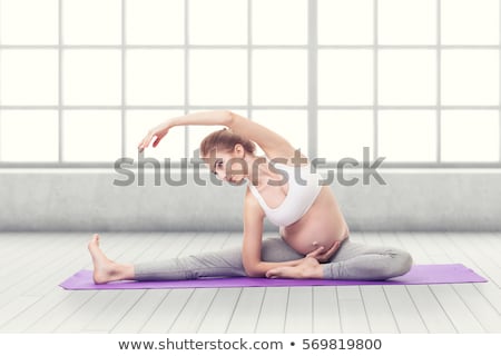 Ritratto di donna abbastanza incinta che pratica Yoga Foto d'archivio © doodko