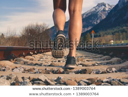 商業照片: Legs Walking Or Jogging On Path Towards Mountains