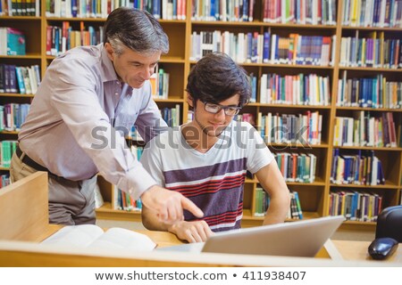 Foto stock: Rofesor · ayudando · a · estudiantes · maduros · en · la · biblioteca