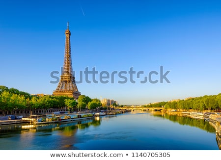 Foto d'archivio: Seine In Paris In The Evening