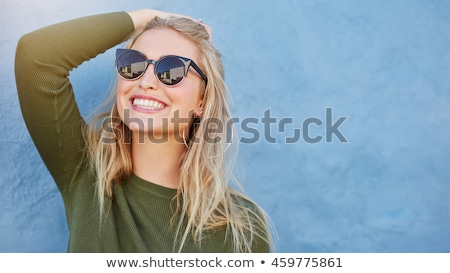 Foto d'archivio: Portrait Of Smiling Young Woman In Sunglasses