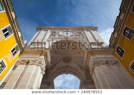 Foto stock: The Rua Augusta Arch In Lisbon Here Are The Sculptures Made Of