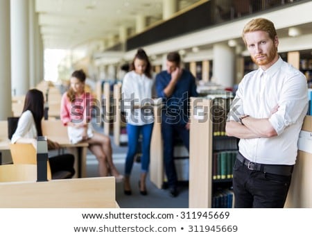 Foto stock: Group Of Young People Educating Themselves In A Library