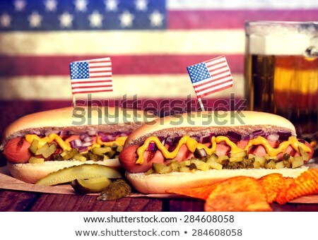 商業照片: Hot Dogs On 4th Of July Picnic Table